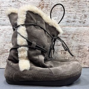 fur lined earth boots size 7.5 brown